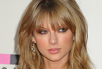 Taylor Swift's Casual Hairstyle and Makeup