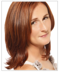 Model with medium length copper hair