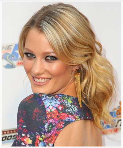 Try on Ashley Hinshaw hairstyles